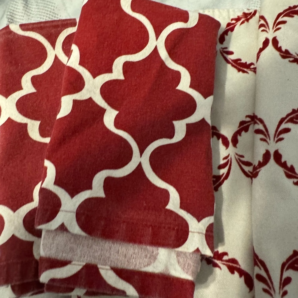 Set of 4 Holiday Placemats and Napkins. Red. Christmas. Super festive and sheek - Picture 7 of 8